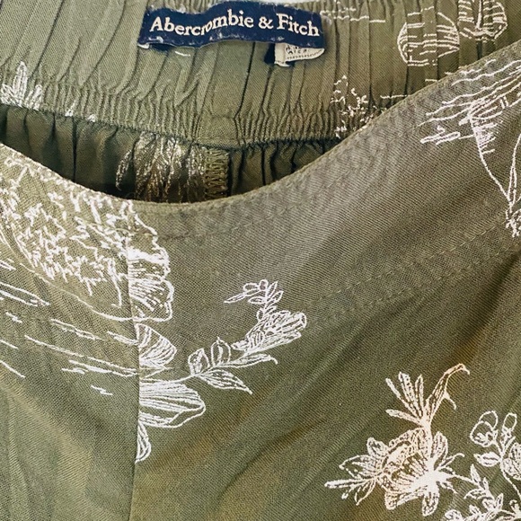 Abercrombie Hight Waist Front tie green floral short - Picture 5 of 5
